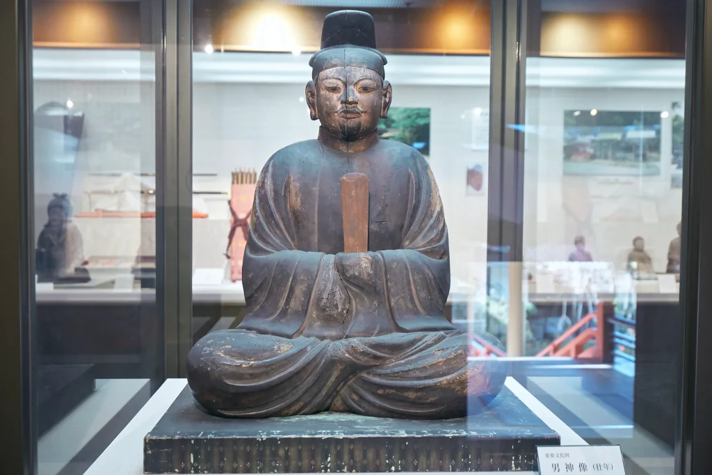 神像館の御神像のひとつで平安時代初期の作