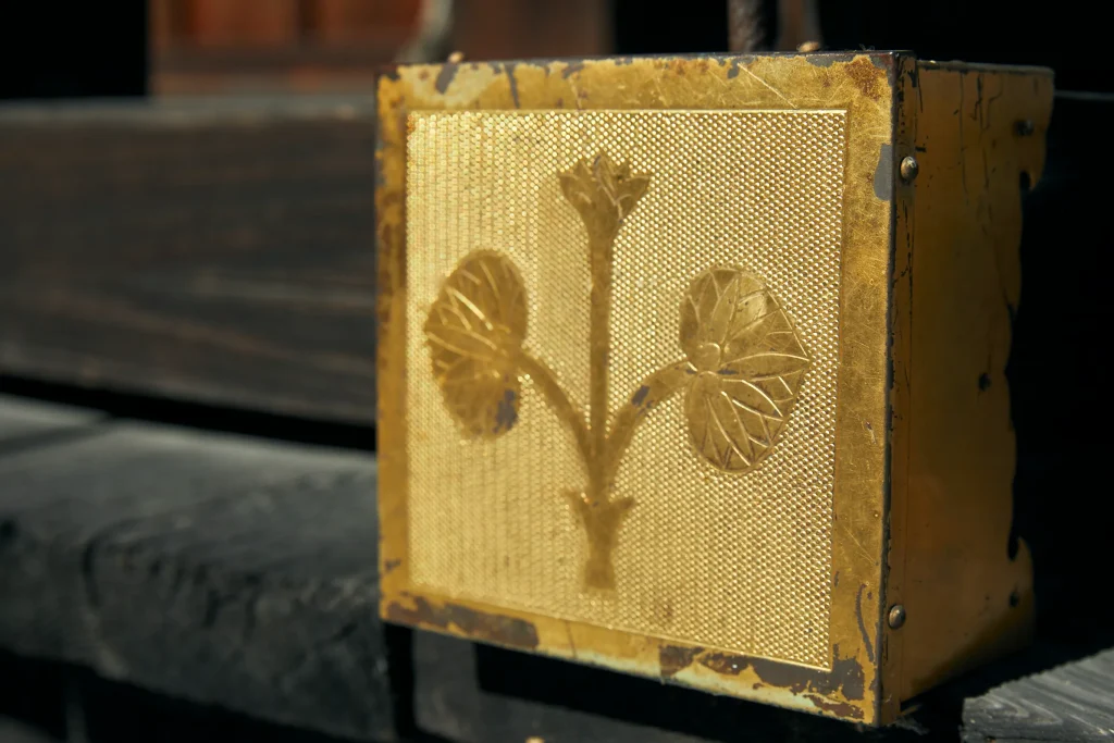 松尾大社境内の所々で双葉葵の紋を見かける