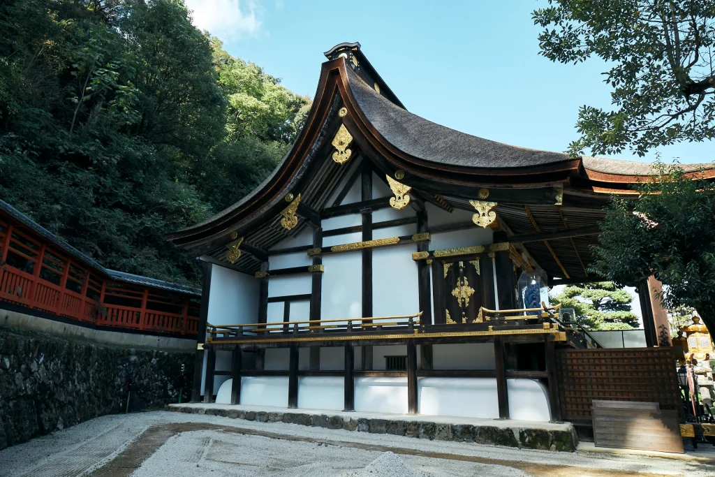 本殿の屋根は箱棟、両流造なのが珍しい