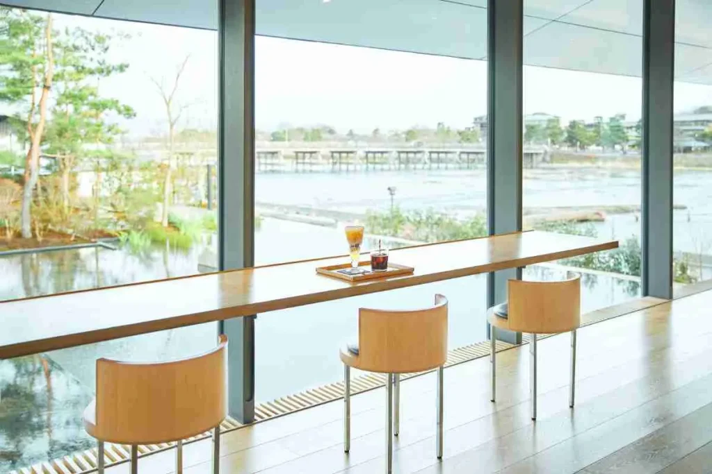 嵐山の福田美術館からの望む渡月橋