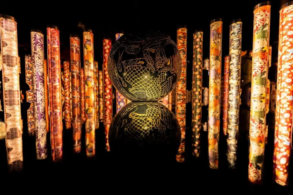 嵐電嵐山駅のきものフォレストの夜の様子