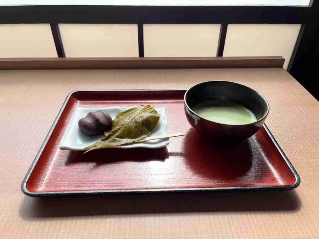 琴きき茶屋の名物　桜餅