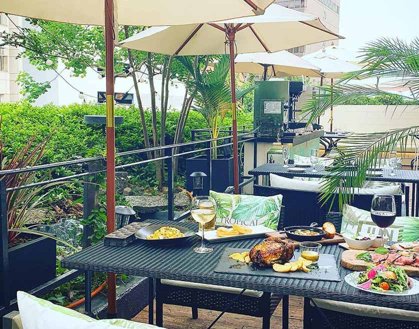 ルーフトップカフェのテラス席