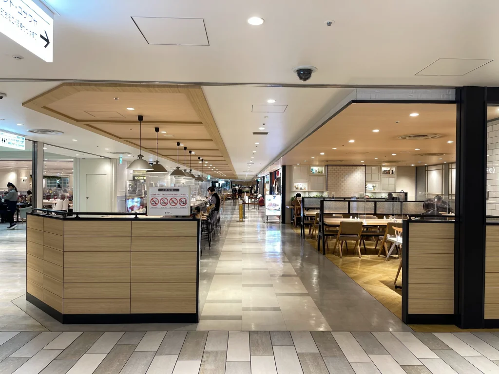 阪急三番街の内観