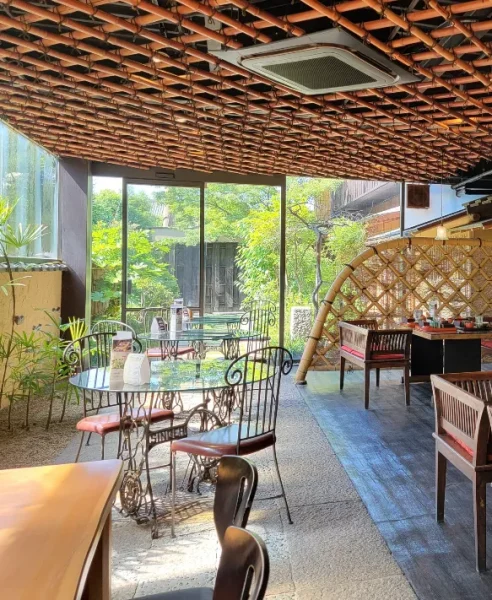 良彌奥の庭内観