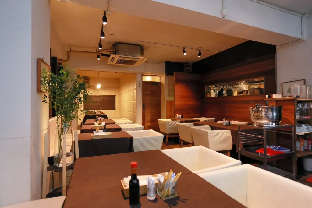 洋食クアトロ 元町店の内観