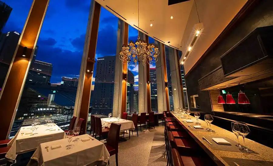 鉄板焼きあかくろの内観