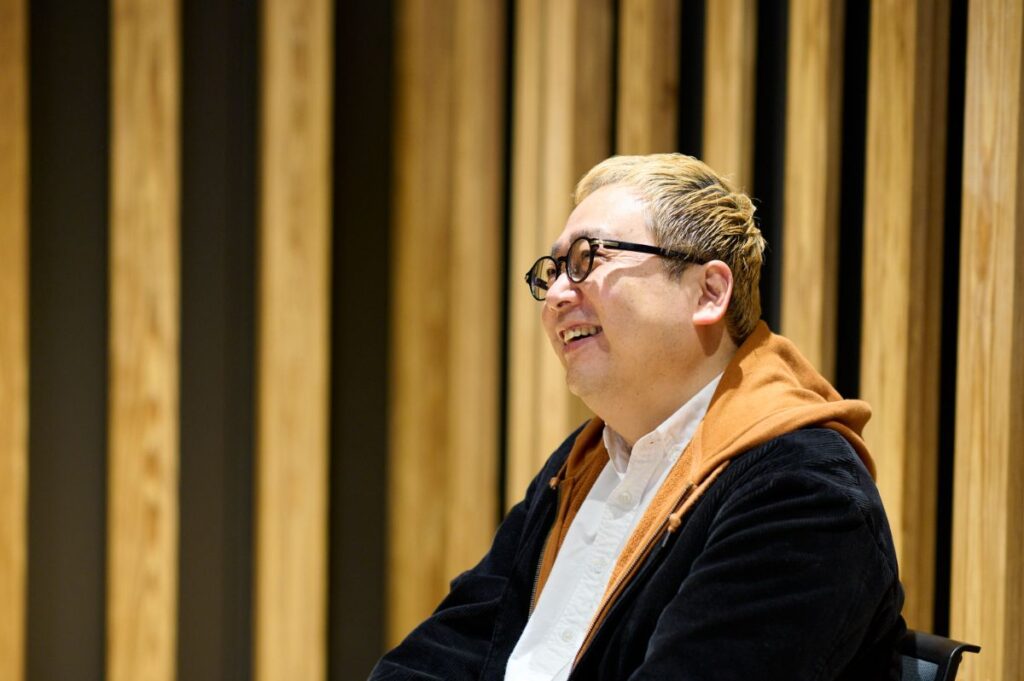 微笑むメガネの男性