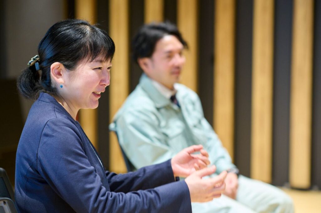 話をする女性と耳を傾ける男性