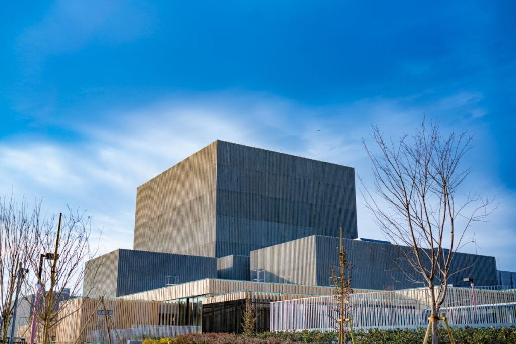 現代的な外観の高槻城公園芸術文化劇場