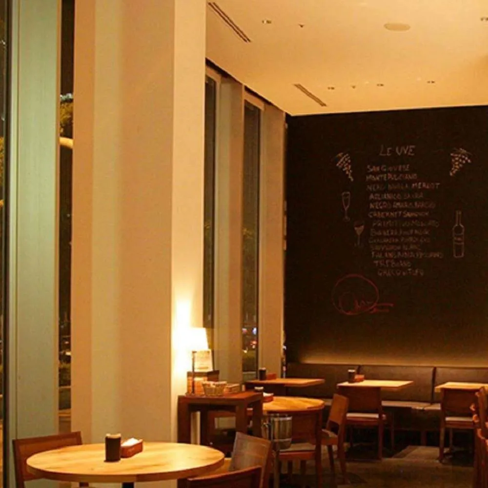 サルバドーレクオモ梅田の夜の店内