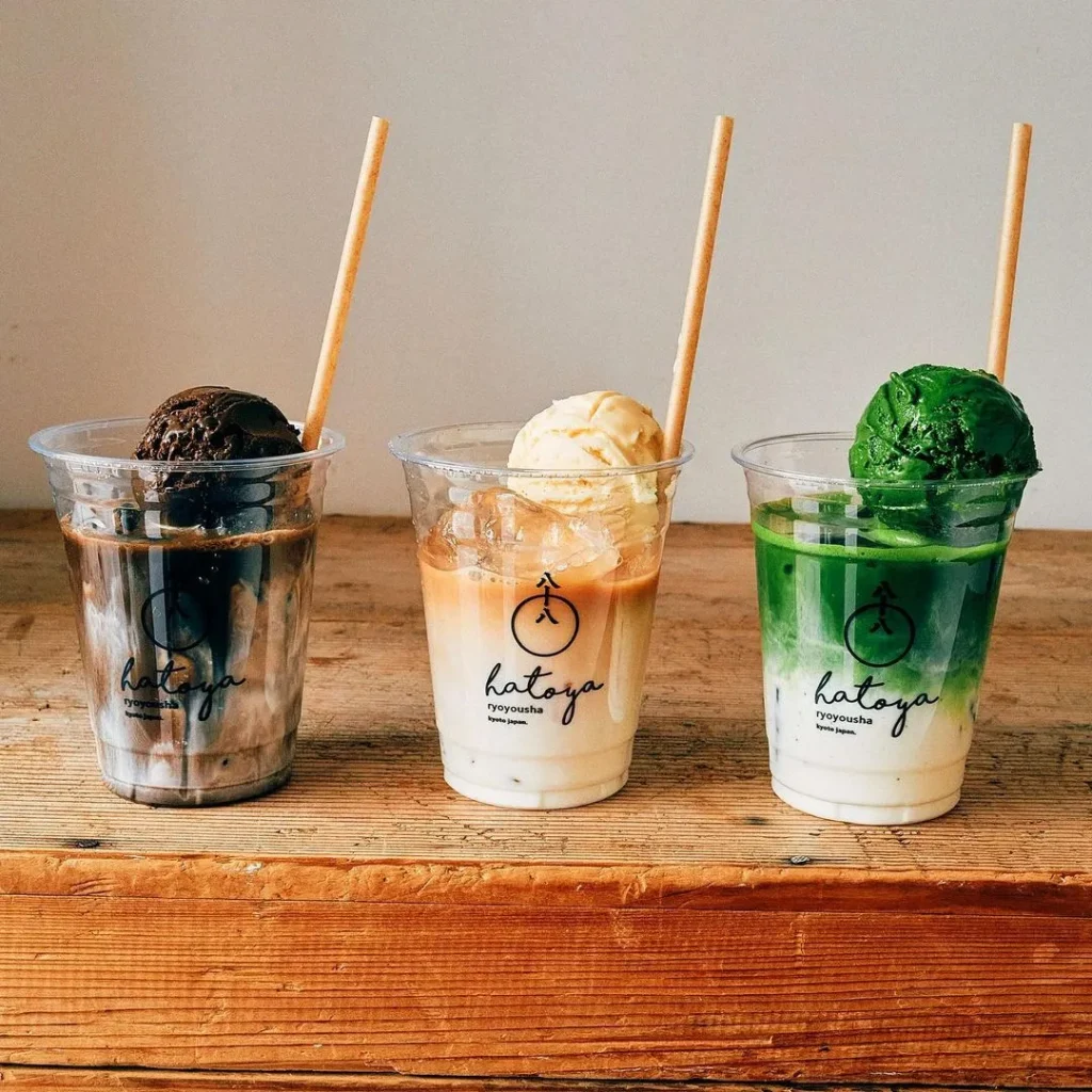 八十八良葉舎「ほうじ茶ラテ」「和紅茶ラテ」「抹茶ラテ」アイストッピング