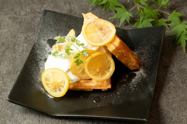 OBU CAFE秋限定「安土養蜂園のはちみつレモンワッフル」