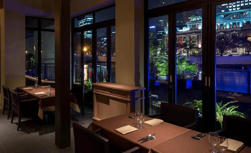 スミレ大阪の夜の店内