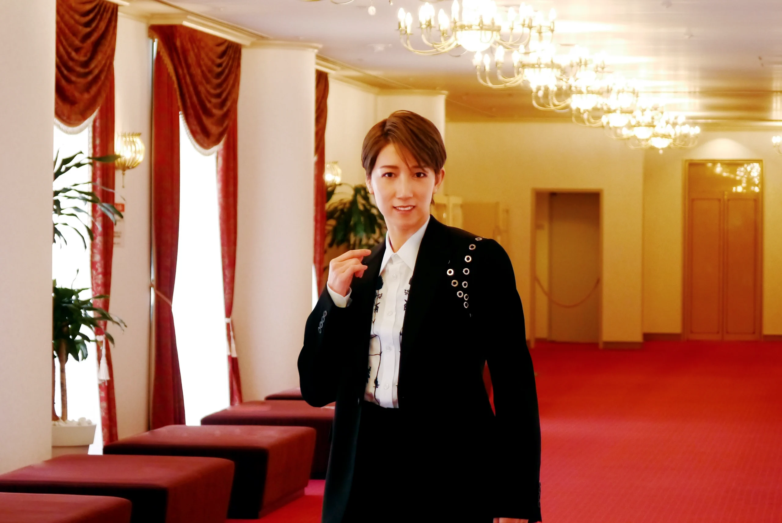 宝塚歌劇団・宙組トップスター、真風涼帆（まかぜすずほ）さんインタビュー 宙組一体となって挑む、傑作スパイ小説の舞台化で鮮やかにラストステージを彩る