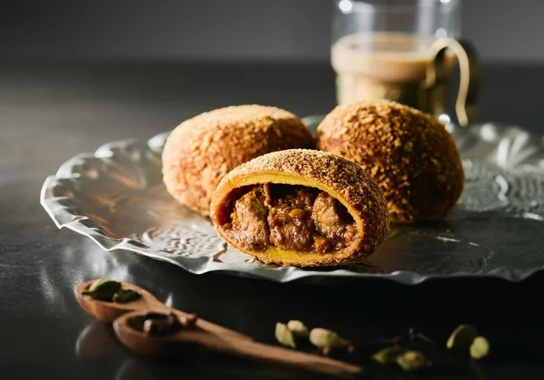 カレーパンノヒ　「旧ヤム邸監修 ごぼうとカルダモン香るごろり角切り牛肉のカレーパン」（中辛）