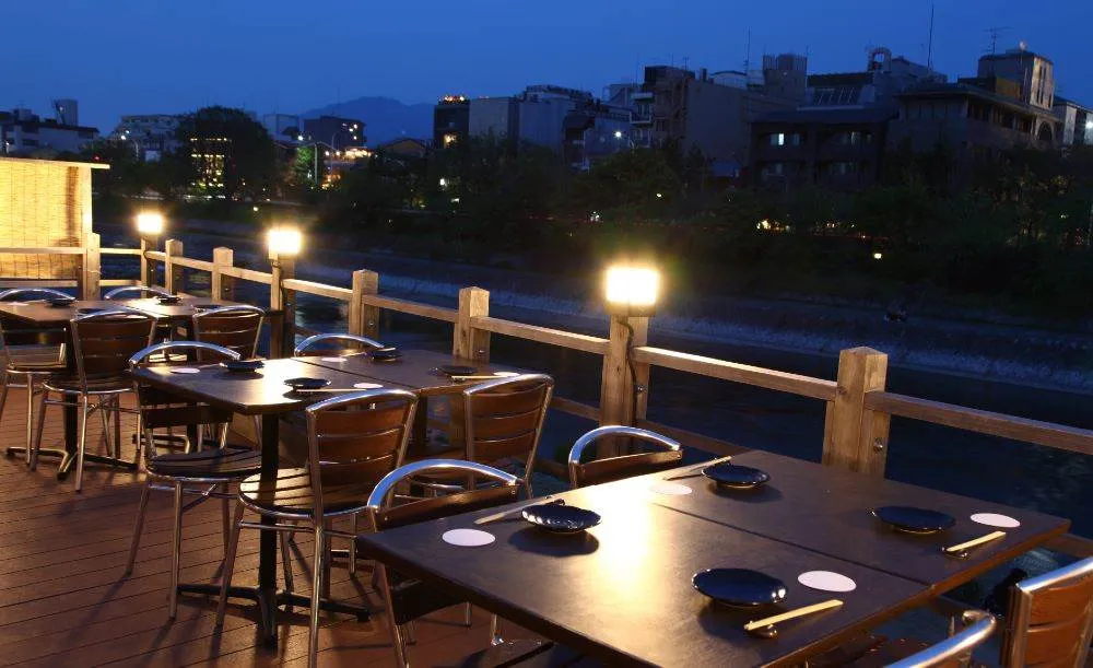 京都ほうしょうあんの夜の川床の様子
