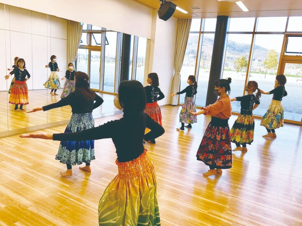 スタジオでフラダンスをする女性たち