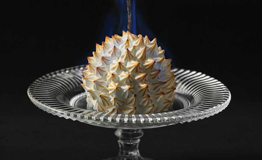 神戸のアールグレイ専門店がリニューアル、炎のデザート「ベイクド・アラスカ」が登場！5周年記念で