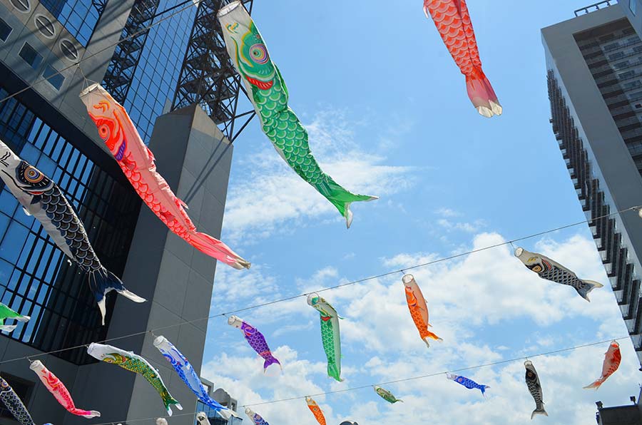 梅田スカイビルの谷間で泳ぐこいのぼり