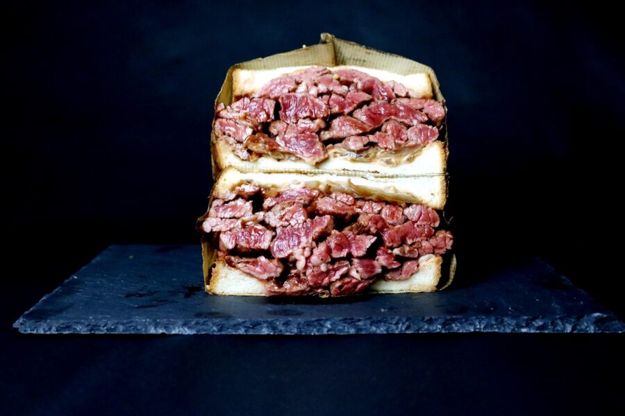 ジューシーで柔らかい牛肉が味わえるステーキサンドの専門店「Wich On Grill」が5/1神戸にオープン