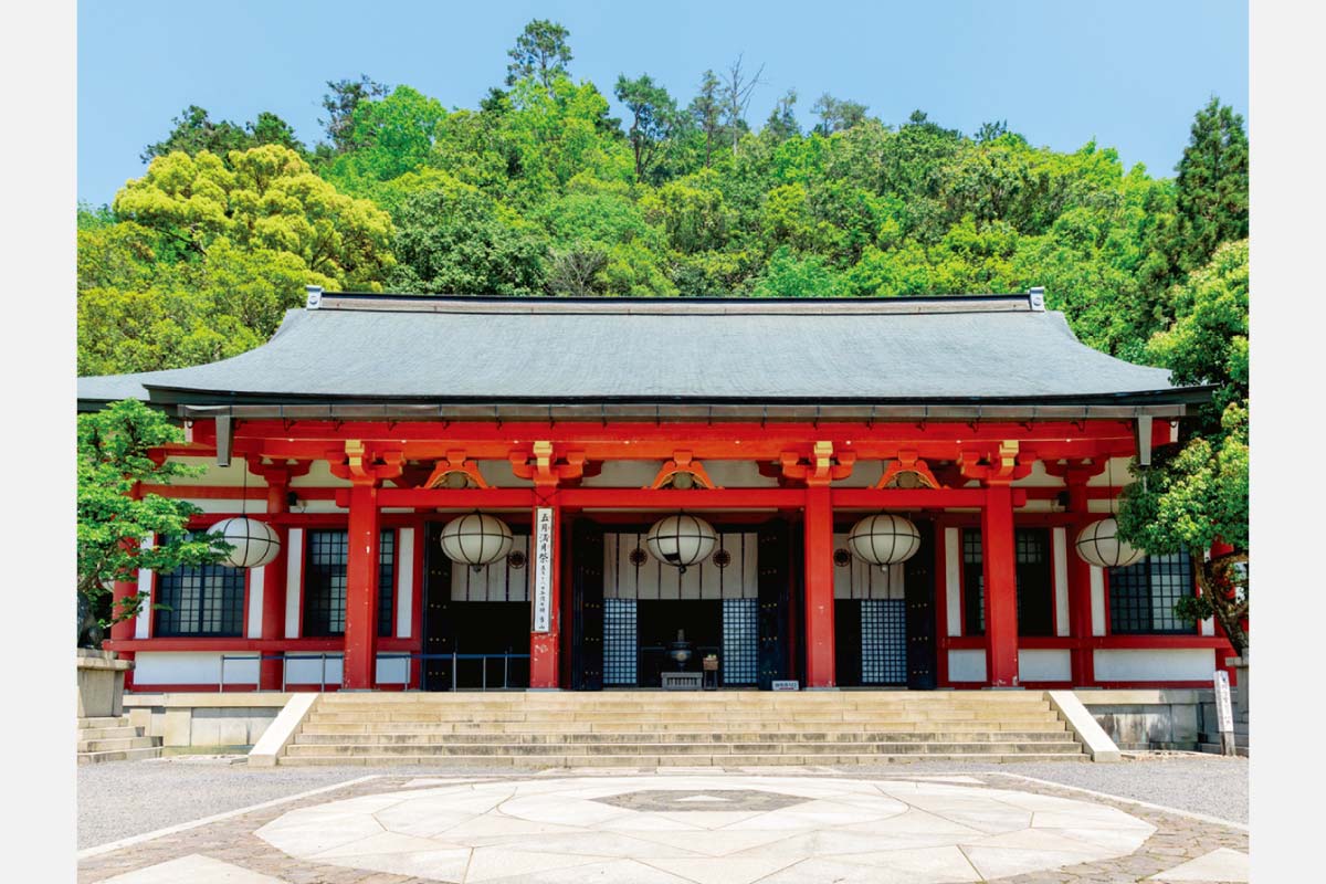 大蛇に見立てた青竹を伐（き）り、吉凶を占う。京都・鞍馬寺「竹伐り会式」6月20日（火）開催