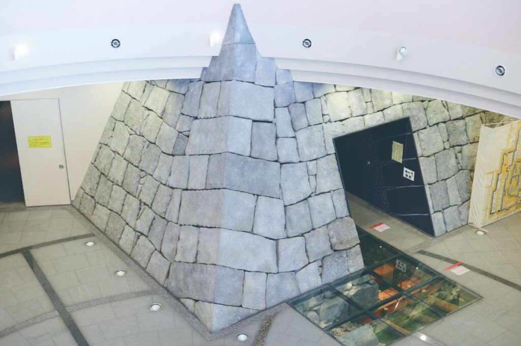 高槻城の石垣の構造がわかるエントランス