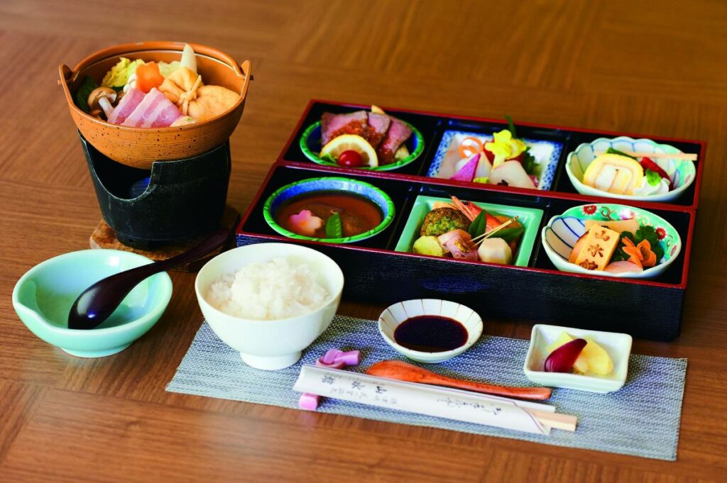 旬の素材を詰め込んだ「花玉手箱重」