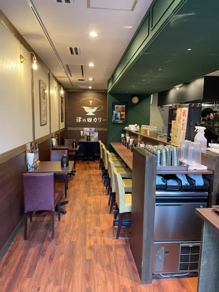 津の田カリーの店内