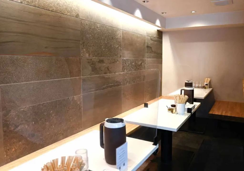 らーめん鱗の店内