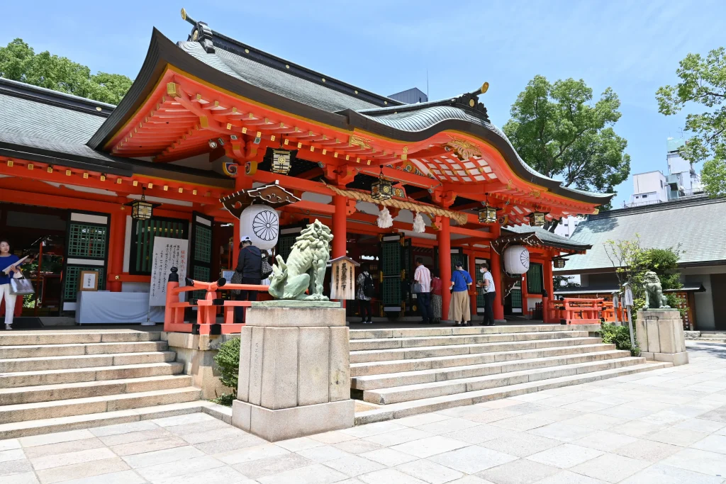 生田神社　拝殿と狛犬