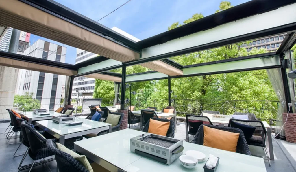 開放的な屋外のテラス