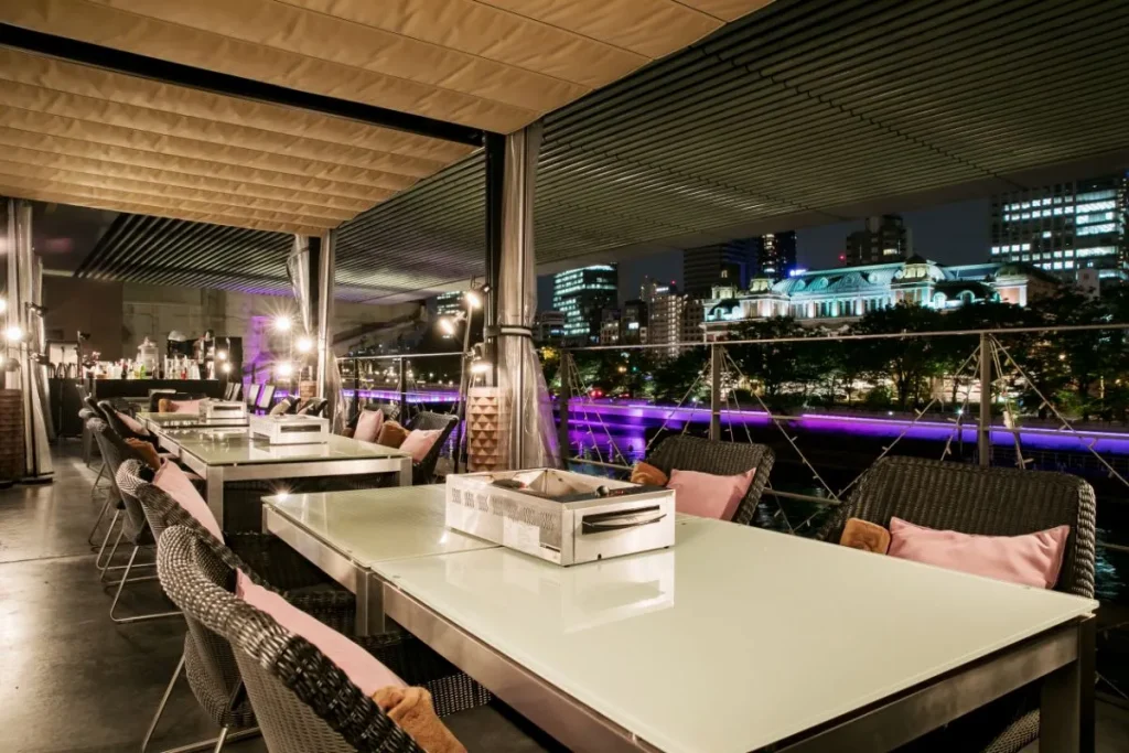 中央公会堂を眺めるテラス