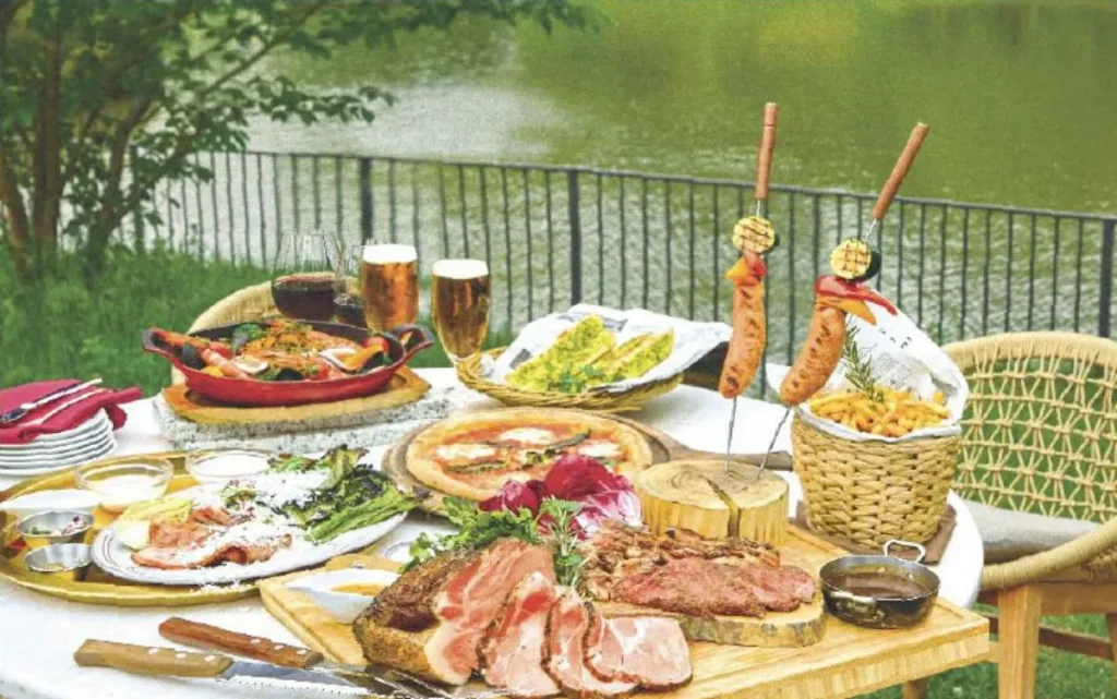 湖のテラスにお肉が並ぶ様子