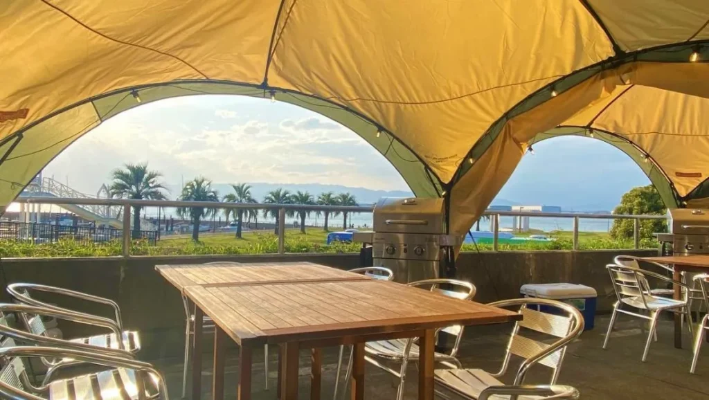 海に面したテラス席