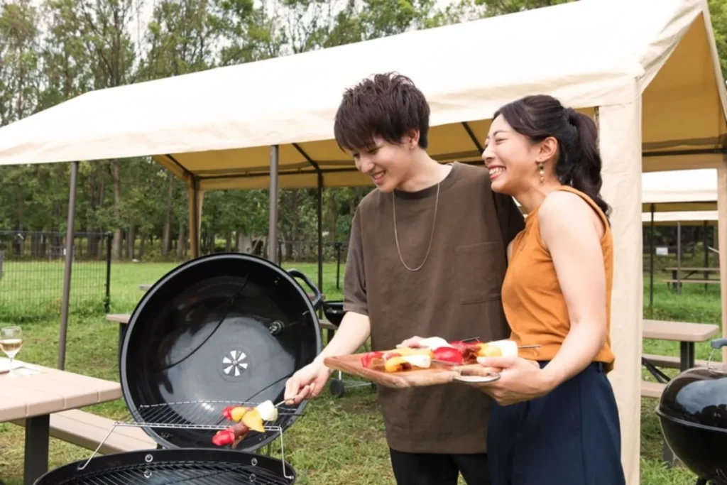 コンロでバーベキューする男女