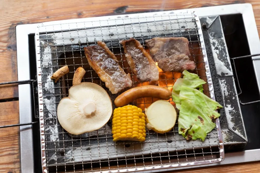 炭火で焼く肉や野菜