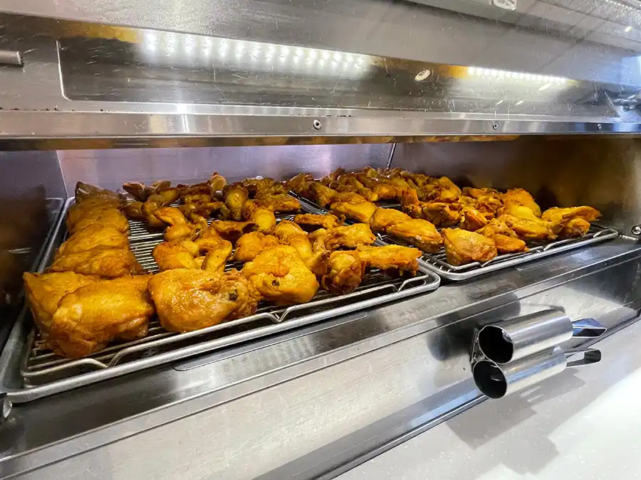 棚に並ぶケンタッキーフライドチキン