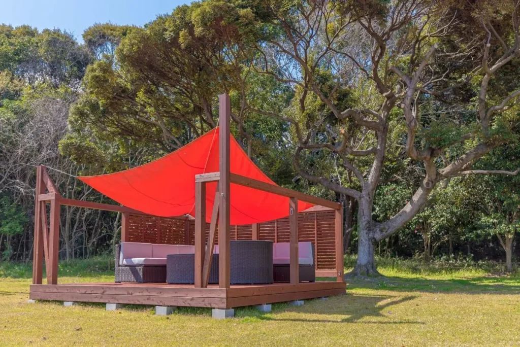 ウッドデッキで区切られたレンタルスペース