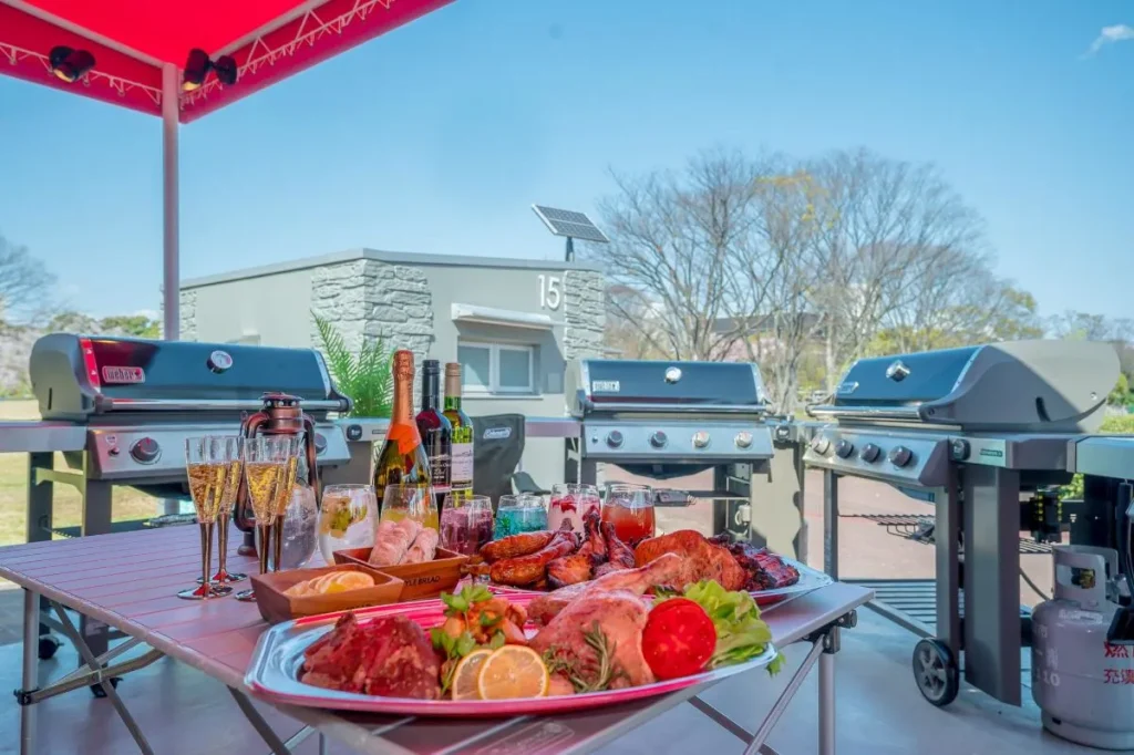 バーベキューの食材がテーブルに並ぶ様子