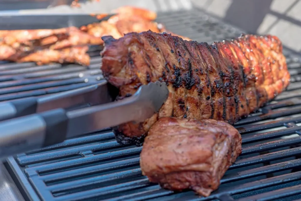 分厚い肉を焼く様子
