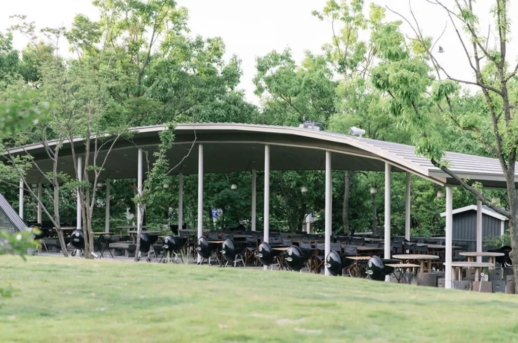 森の中のバーベキュー場