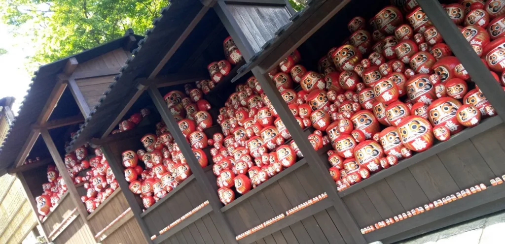 勝尾寺　勝ちダルマ奉納棚