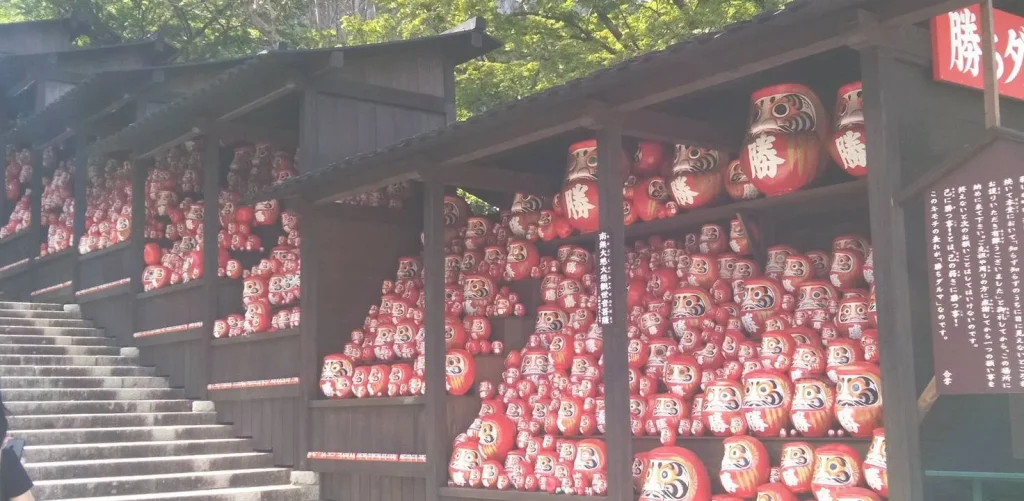 勝尾寺　勝ちダルマ奉納棚