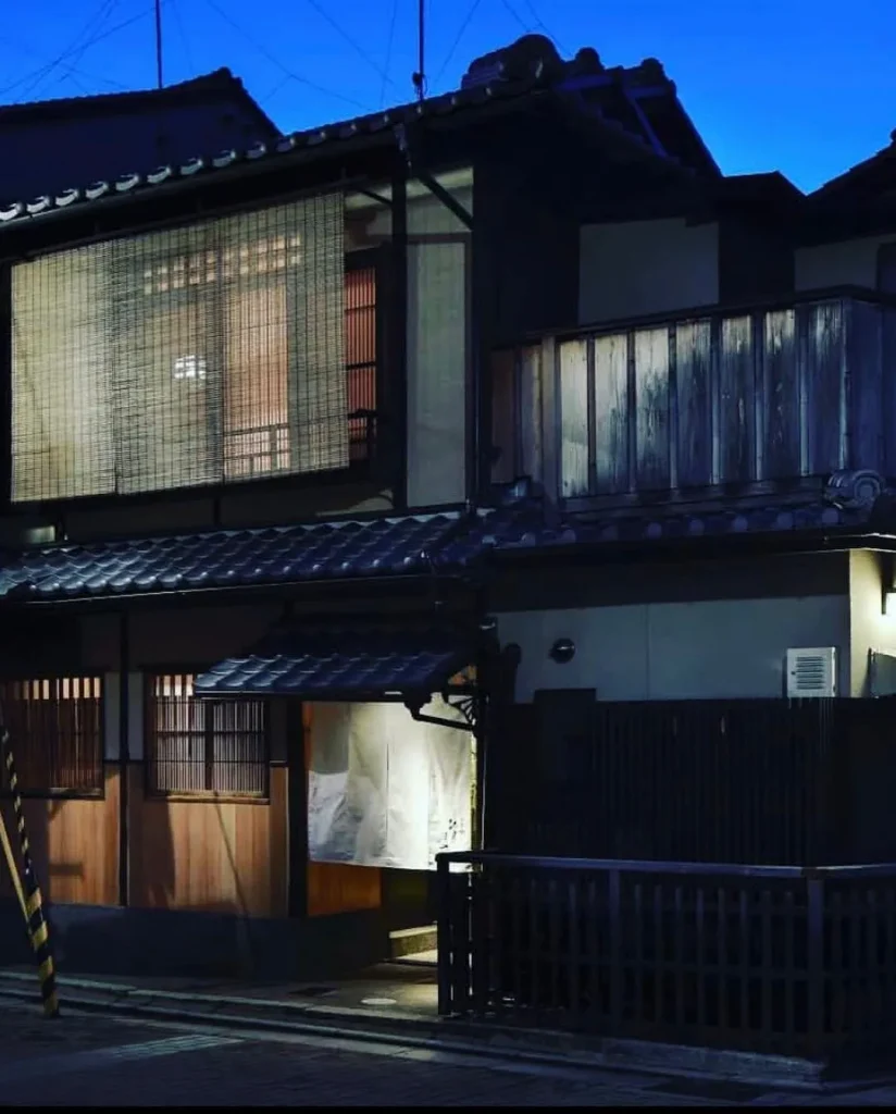 北川半兵衛の夜の外観