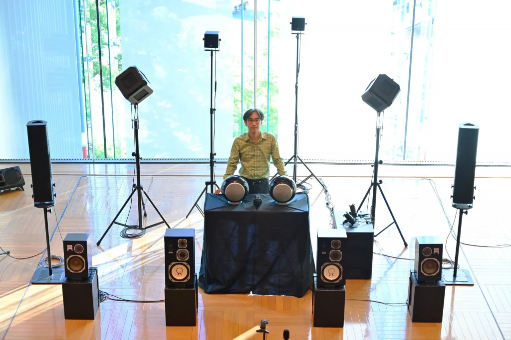スピーカーに囲まれる檜垣智也氏
