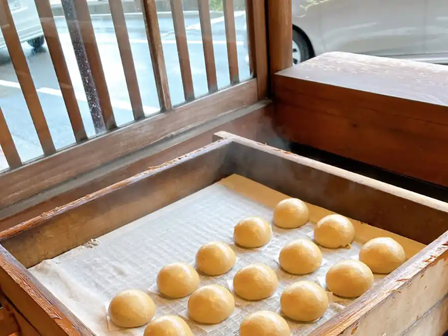 蒸し立てよい湯まんじゅう