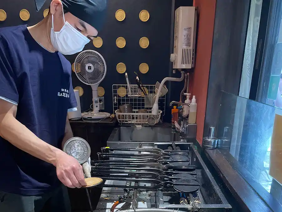 なま炭酸せんべいを焼く様子