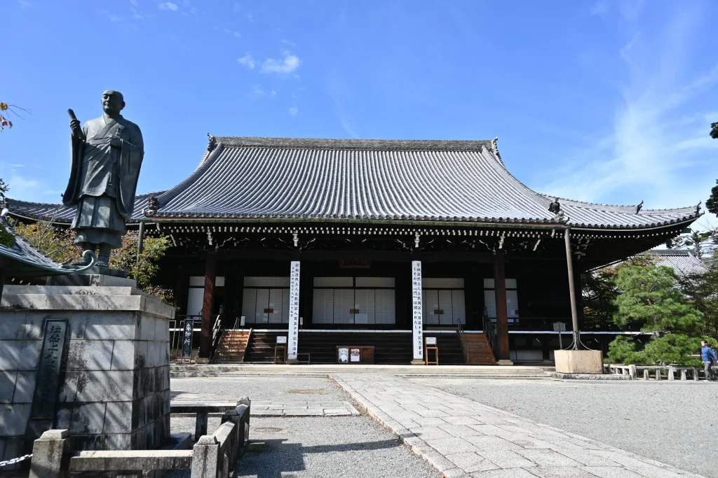 光明寺　御影堂と法然上人像