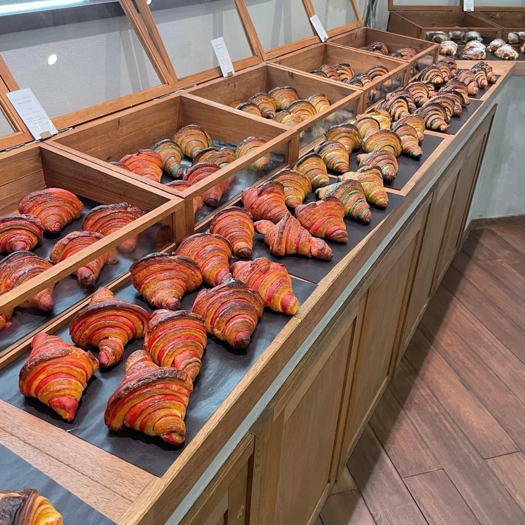 クロワッサンとサンドイッチ ニューバード